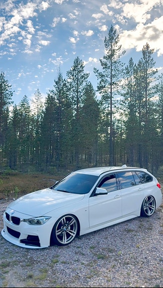 BMW 320d 2 of 12