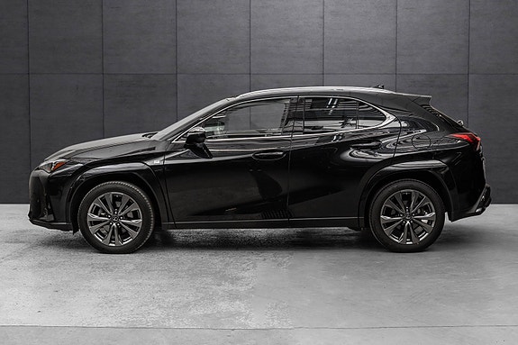Lexus UX250h 10 of 30