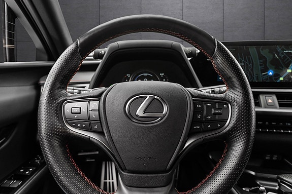 Lexus UX250h 16 of 30