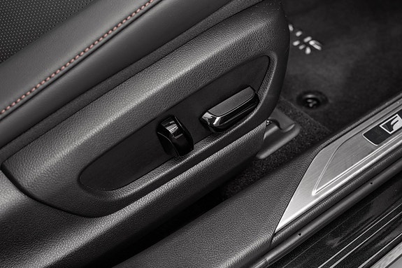 Lexus UX250h 29 of 30