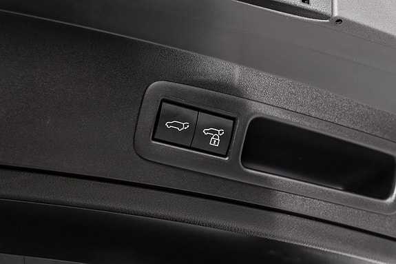 Lexus UX250h 26 of 30