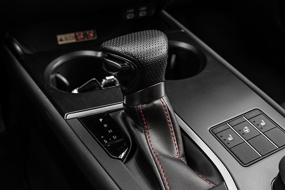 Lexus UX250h 19 of 30
