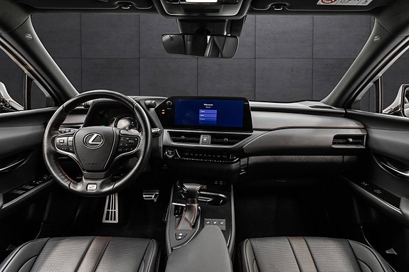Lexus UX250h 14 of 30
