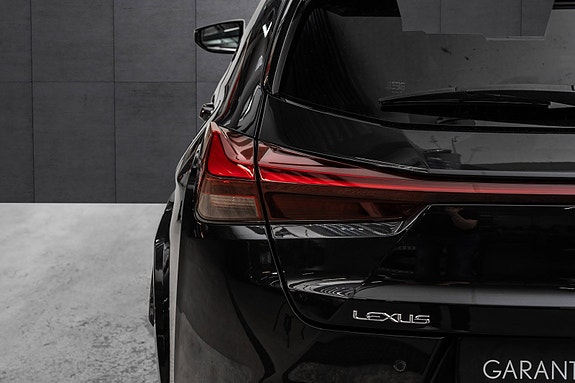 Lexus UX250h 7 of 30