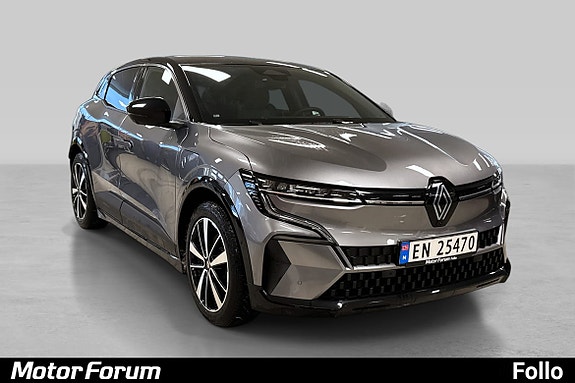 Elegant grå hatchback med stilren LED-belysning i front.
