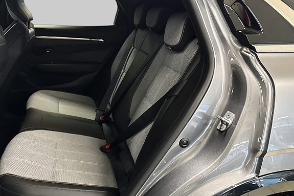 Bakseter i grå tekstil med ISOFIX for enkel barneseteinnfesting.