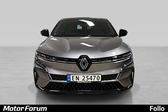 Distinkt Renault-front med kraftig logo og effektive LED-lys.