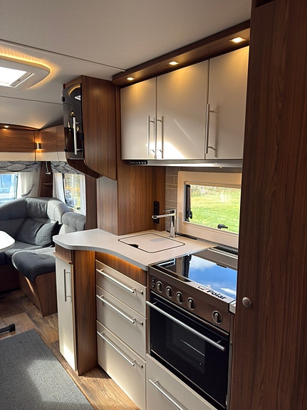 Polar Polar 590 BK 2020 – familievogn med Alde gulvvarme og Kampa 330 lufttelt 14 of 22