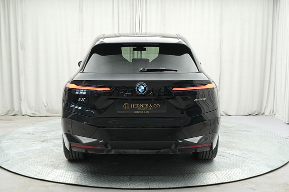 BMW iX 8 of 30
