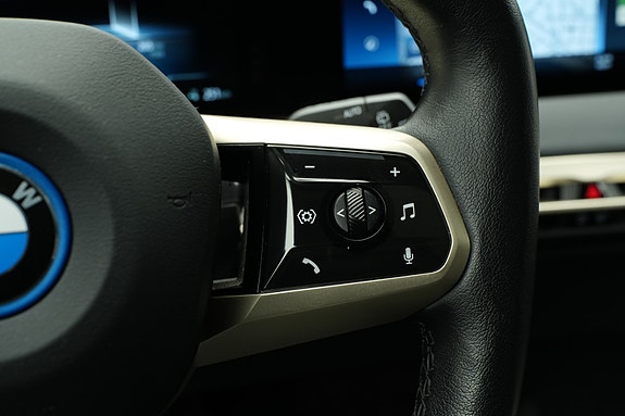 BMW iX 27 of 30