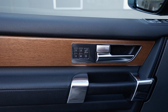Land Rover Discovery 16 of 30