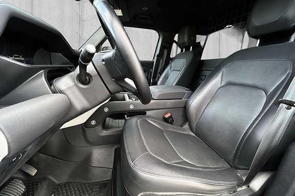 Land Rover Defender 110 10 of 22