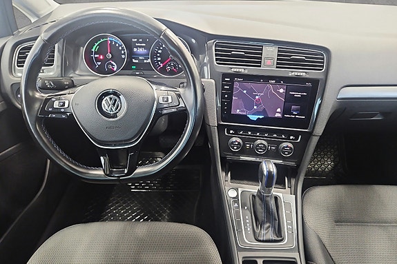 Volkswagen e-Golf VII 18 of 30