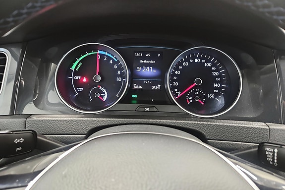 Volkswagen e-Golf VII 28 of 30
