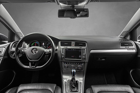 Volkswagen e-Golf VII 24 of 30