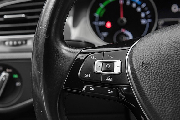 Volkswagen e-Golf VII 27 of 30