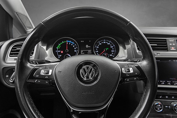 Volkswagen e-Golf VII 26 of 30