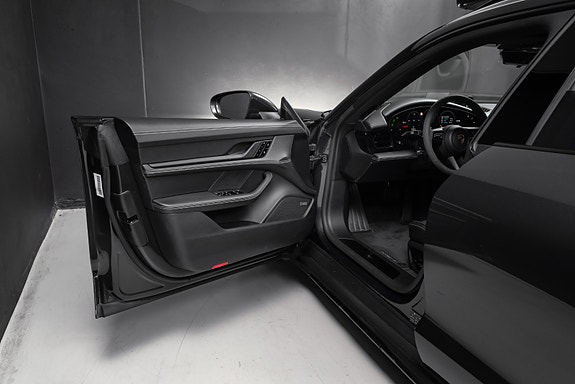 Porsche Taycan 29 of 30