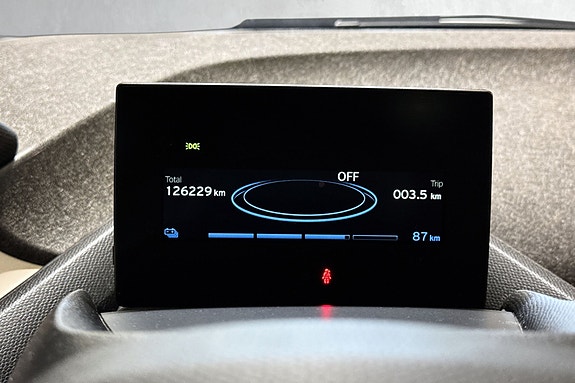 Digitalt instrumentpanel viser nøyaktig kilometerteller og informasjon.