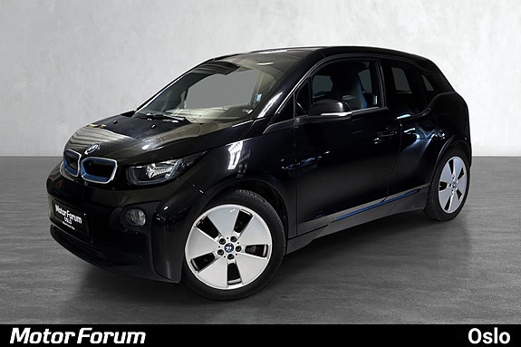 Elegant frontvinkel med karakteristiske lette BMW 17" felger.