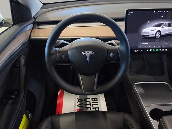 Tesla Model Y 24 of 30