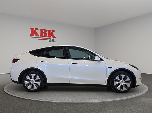 Tesla Model Y 4 of 30