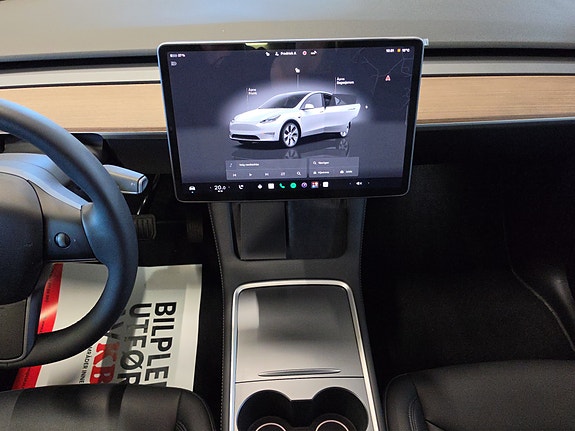 Tesla Model Y 23 of 30