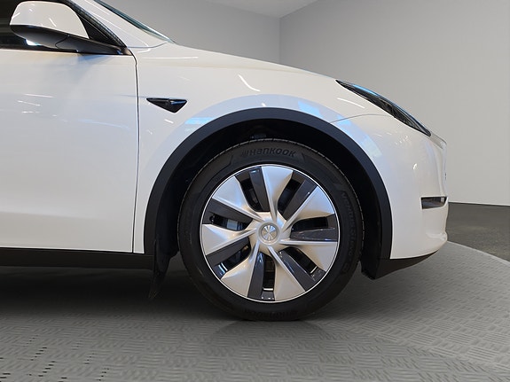Tesla Model Y 3 of 30