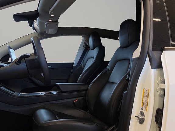 Tesla Model Y 17 of 30