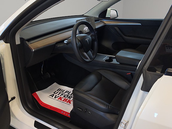 Tesla Model Y 15 of 30