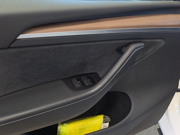 Tesla Model Y 16 of 30