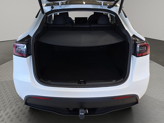 Tesla Model Y 10 of 30