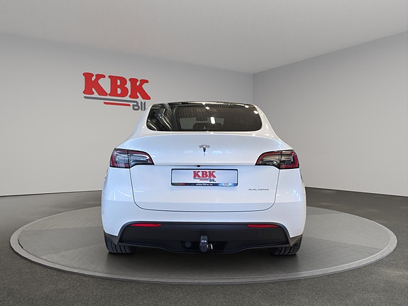 Tesla Model Y 9 of 30