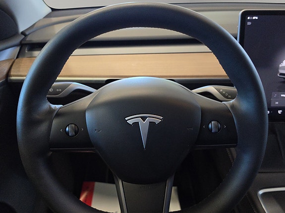 Tesla Model Y 25 of 30