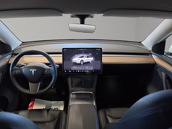 Tesla Model Y 21 of 30
