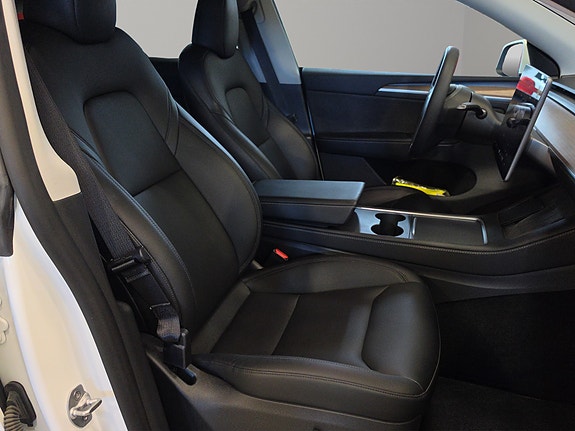 Tesla Model Y 18 of 30