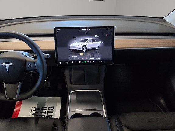 Tesla Model Y 22 of 30