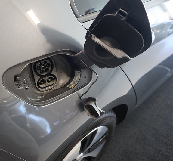 Volkswagen e-Golf VII 10 of 30