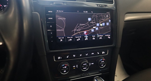 Volkswagen e-Golf VII 27 of 30