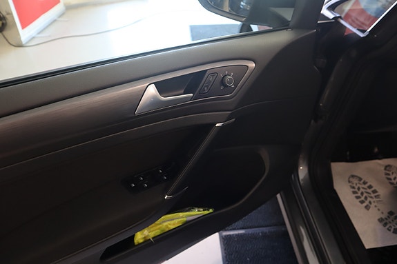 Volkswagen e-Golf VII 13 of 30