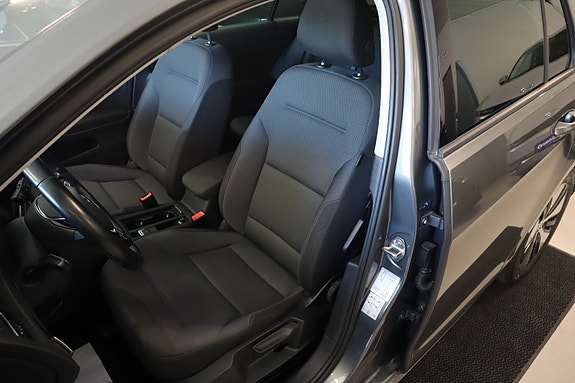 Volkswagen e-Golf VII 14 of 30