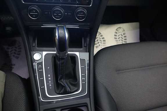 Volkswagen e-Golf VII 23 of 30