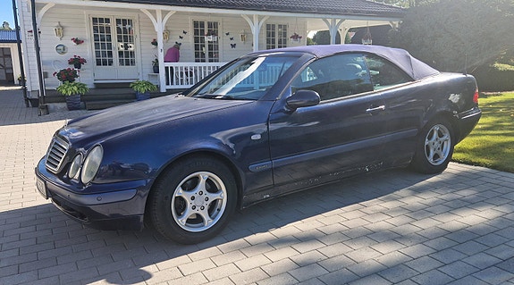 Mercedes-Benz CLK200 3 of 30