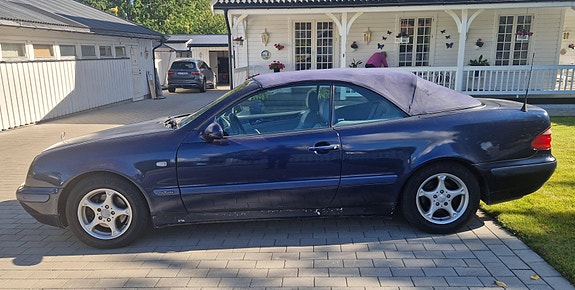 Mercedes-Benz CLK200 4 of 30
