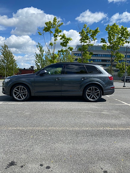 Audi Q7 2 of 6