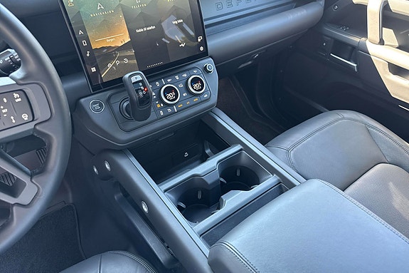 Land Rover Defender 110 9 of 18
