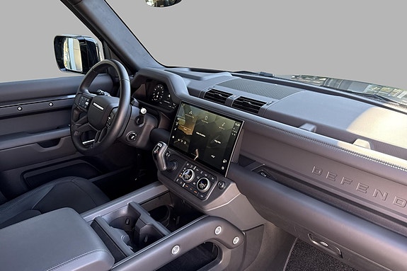 Land Rover Defender 110 12 of 18