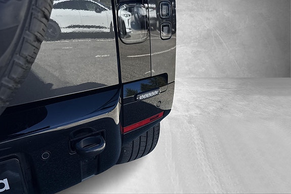 Land Rover Defender 110 18 of 18