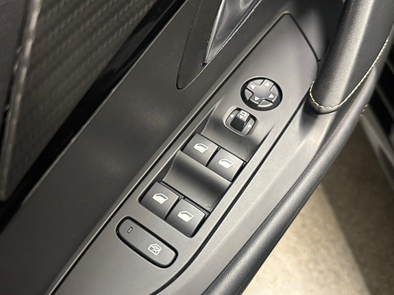 Peugeot e-208 10 of 26