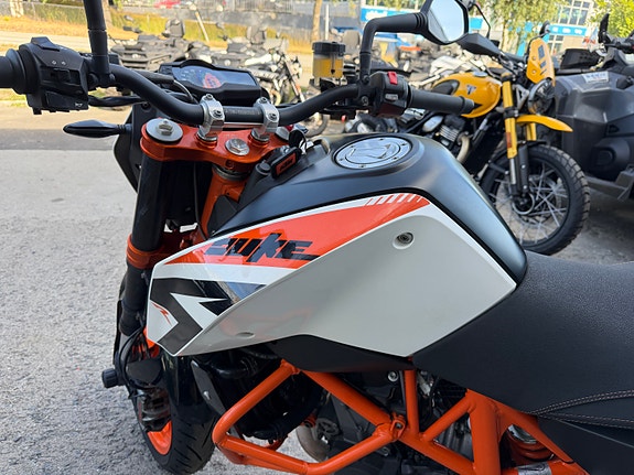 KTM 690 Duke R 2 of 11